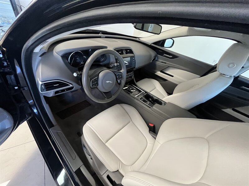 2017 Jaguar XE 35t Premium photo