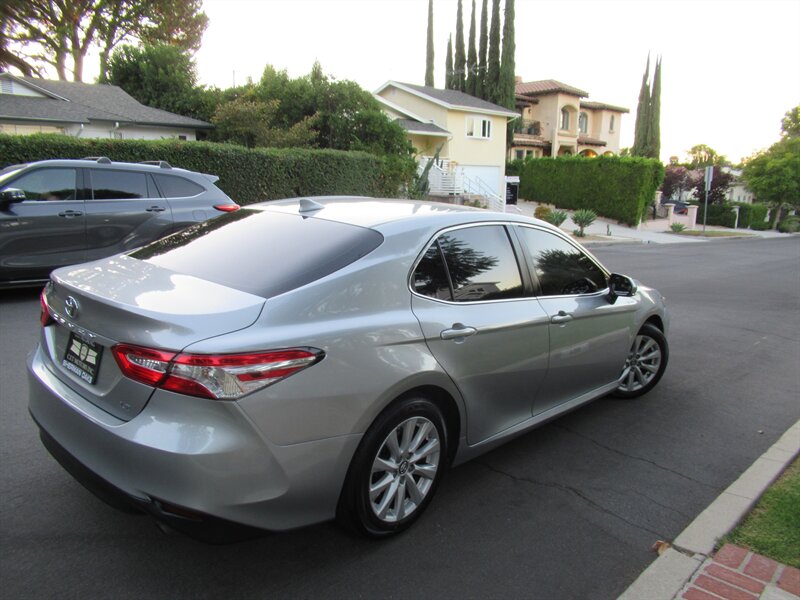 2019 Toyota Camry LE   - Photo 8 - Sherman Oaks, CA 91423