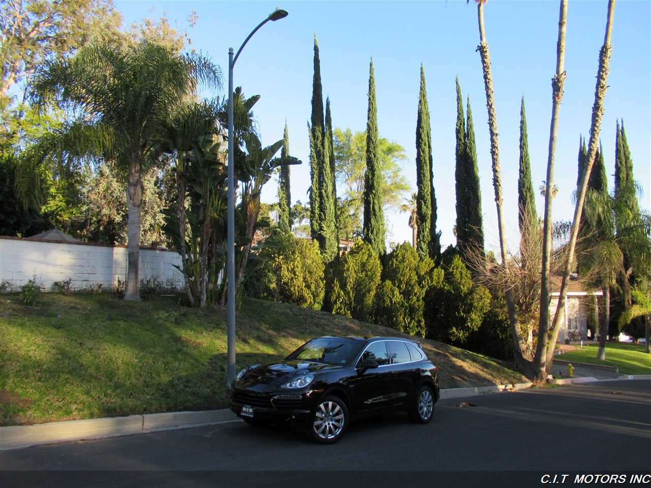 2014 Porsche Cayenne S Hybrid   - Photo 2 - Sherman Oaks, CA 91423