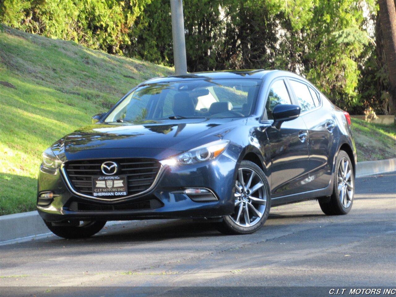 2018 Mazda Mazda3 Touring   - Photo 2 - Sherman Oaks, CA 91423