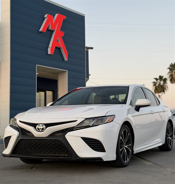 2018 Toyota Camry SE   - Photo 1 - Yuma, AZ 85365