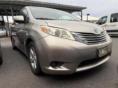2017 Toyota Sienna LE 7-Passenger Auto RELIABLE & COMFORTABLE ! TOYOTA QUALITY ! - Photo 4 - Honolulu, HI 96818
