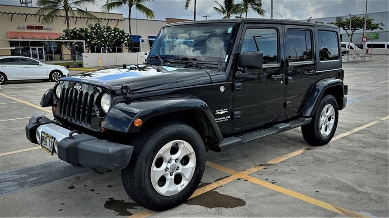 2013 Jeep Wrangler Sahara  LIKE NEW ! HARD TO FIND !