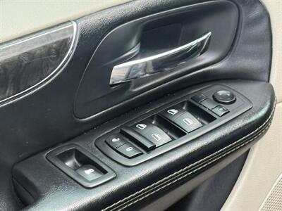 2015 Chrysler Town & Country Touring  7 PASSENGER COMFORT & STYLE! - Photo 23 - Honolulu, HI 96818