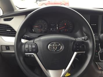 2015 Toyota Sienna LE 8-Passenger  RELIABLE & COMFORTABLE ! - Photo 15 - Honolulu, HI 96818