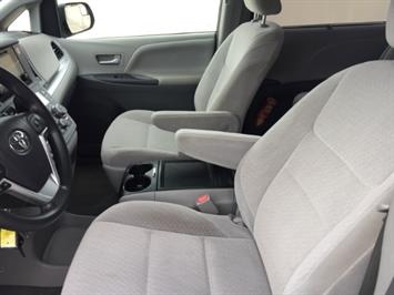 2015 Toyota Sienna LE 8-Passenger  RELIABLE & COMFORTABLE ! - Photo 23 - Honolulu, HI 96818
