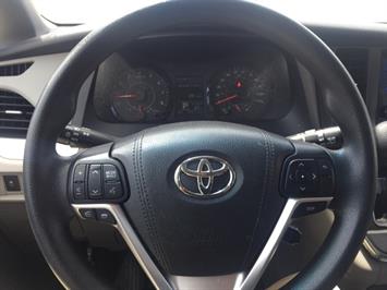 2015 Toyota Sienna LE  LOADED! Minivan - Photo 11 - Honolulu, HI 96818