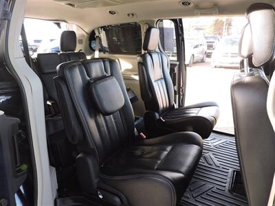 2015 Chrysler Town & Country Touring   - Photo 11 - Lexington, NE 68850