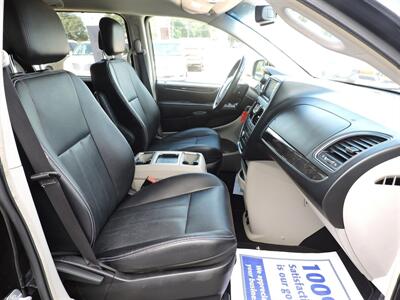 2015 Chrysler Town & Country Touring   - Photo 10 - Lexington, NE 68850