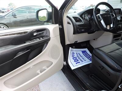 2015 Chrysler Town & Country Touring   - Photo 18 - Lexington, NE 68850