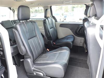 2015 Chrysler Town & Country Touring   - Photo 11 - Lexington, NE 68850
