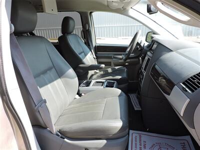 2010 Chrysler Town & Country Touring   - Photo 16 - Kearney, NE 68847