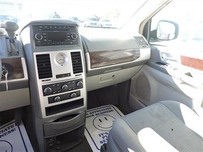2010 Chrysler Town & Country Touring   - Photo 14 - Grand Island, NE 68801