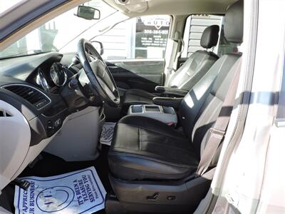 2015 Chrysler Town & Country Touring   - Photo 9 - Grand Island, NE 68801