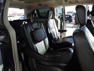 2015 Chrysler Town & Country Touring   - Photo 11 - Grand Island, NE 68801