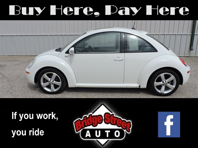 The 2008 Volkswagen New Beetle Triple White photos