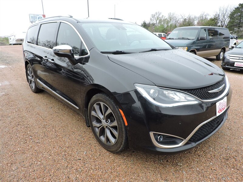2017 Chrysler Pacifica Limited photo