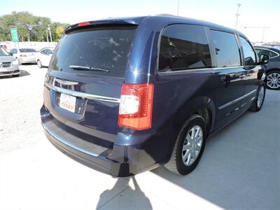 2014 Chrysler Town & Country Touring - Photo 5 - Lexington, NE 68850