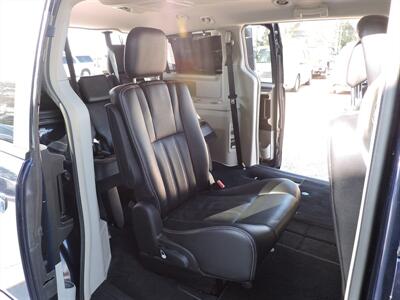 2014 Chrysler Town & Country Touring - Photo 11 - Lexington, NE 68850