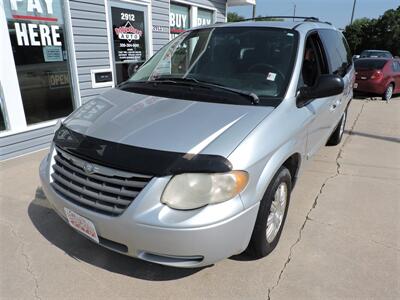 2006 Chrysler Town & Country Touring   - Photo 2 - North Platte, NE 69101