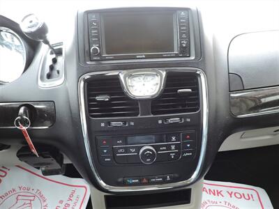 2014 Chrysler Town & Country Touring   - Photo 19 - Kearney, NE 68847