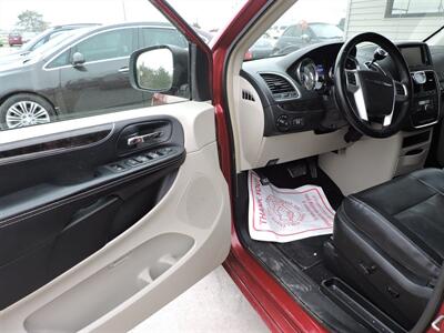 2014 Chrysler Town & Country Touring   - Photo 17 - Kearney, NE 68847