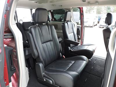 2014 Chrysler Town & Country Touring   - Photo 11 - Kearney, NE 68847