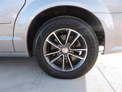 2017 Dodge Grand Caravan SXT   - Photo 8 - Lexington, NE 68850