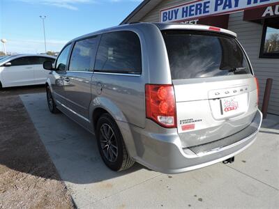 2017 Dodge Grand Caravan SXT   - Photo 7 - Lexington, NE 68850