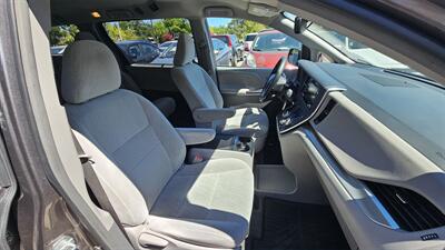 2018 Toyota Sienna LE 8-Passenger - Photo 5 - Lakeport, CA 95453-5619
