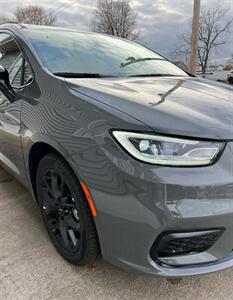 2025 Chrysler Pacifica Limited   - Photo 7 - Macomb, IL 61455