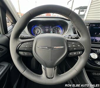 2025 Chrysler Pacifica Limited   - Photo 17 - Macomb, IL 61455