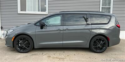 2025 Chrysler Pacifica Limited   - Photo 3 - Macomb, IL 61455