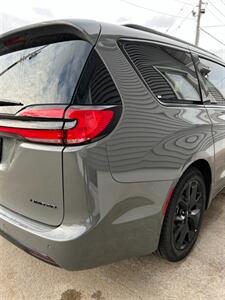 2025 Chrysler Pacifica Limited   - Photo 8 - Macomb, IL 61455