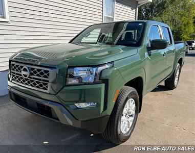 2023 Nissan Frontier SV   - Photo 2 - Macomb, IL 61455