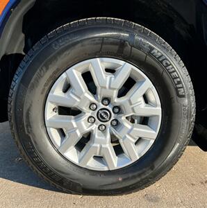 2022 Nissan Frontier SV   - Photo 4 - Macomb, IL 61455
