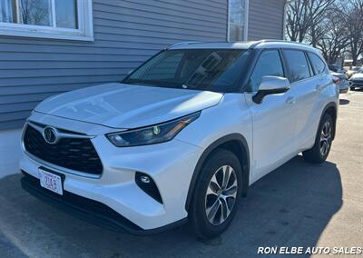 2023 Toyota Highlander XLE - Photo 2 - Macomb, IL 61455