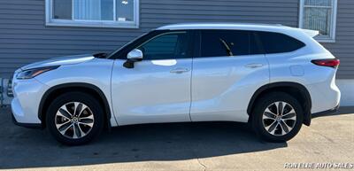 2023 Toyota Highlander XLE - Photo 3 - Macomb, IL 61455