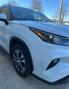 2023 Toyota Highlander XLE - Photo 7 - Macomb, IL 61455