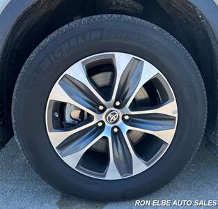 2023 Toyota Highlander XLE - Photo 4 - Macomb, IL 61455