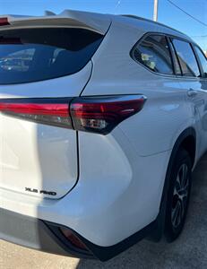 2023 Toyota Highlander XLE - Photo 8 - Macomb, IL 61455