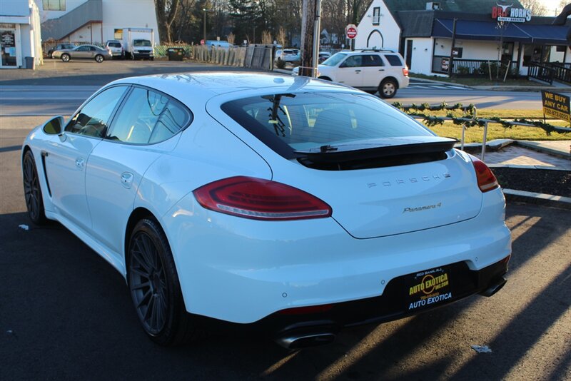 2015 Porsche Panamera 4  