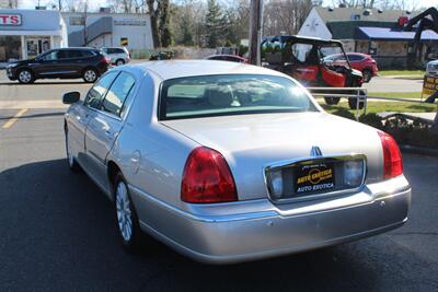 2003 Lincoln Town Car Signature   - Photo 2 - Red Bank, NJ 07701