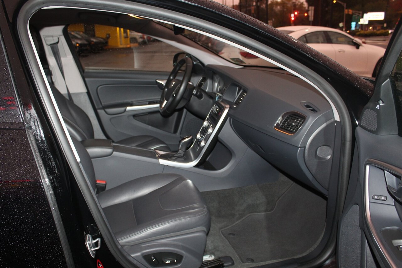 2018 Volvo V60 Cross Country T5 Premier - Photo 13 - Red Bank, NJ 07701