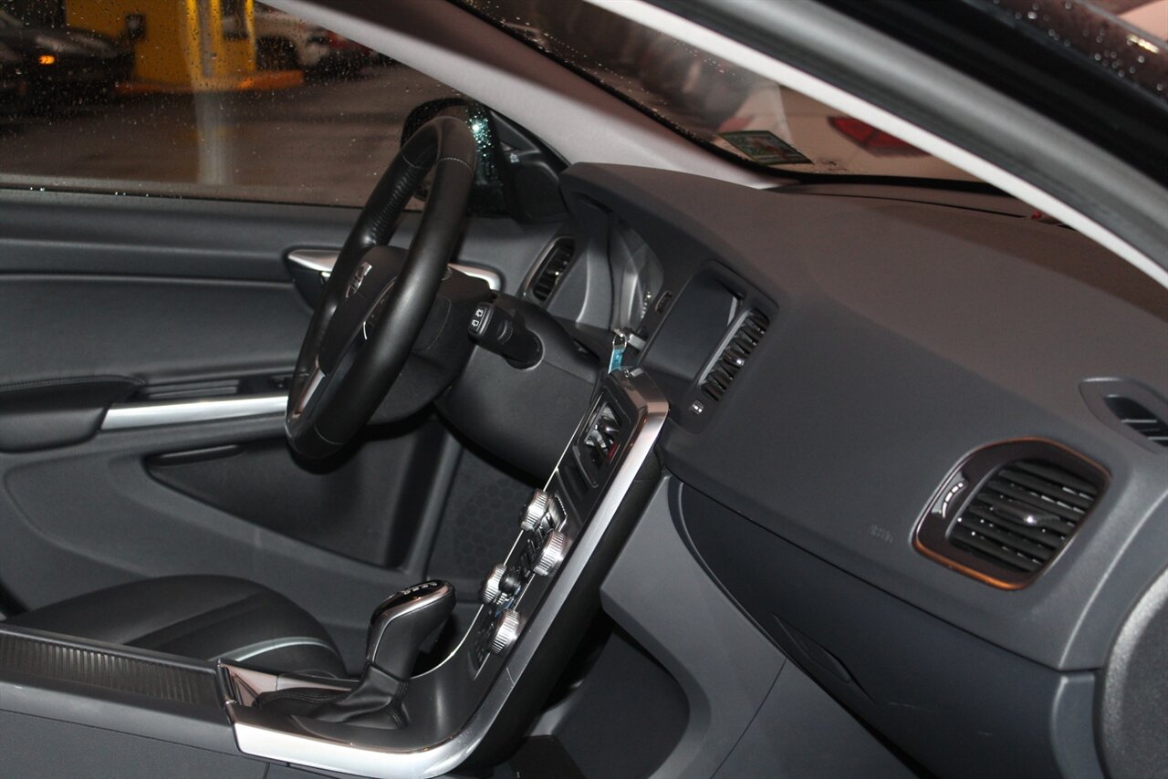 2018 Volvo V60 Cross Country T5 Premier - Photo 18 - Red Bank, NJ 07701