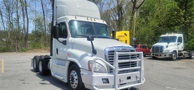 2018 Freightliner Cascadia  DAY CAB - Photo 3 - Wappingers Falls, NY 12590
