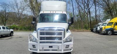 2018 Freightliner Cascadia  DAY CAB - Photo 2 - Wappingers Falls, NY 12590