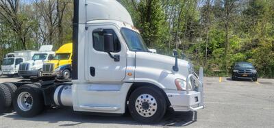 2018 Freightliner Cascadia  DAY CAB - Photo 4 - Wappingers Falls, NY 12590