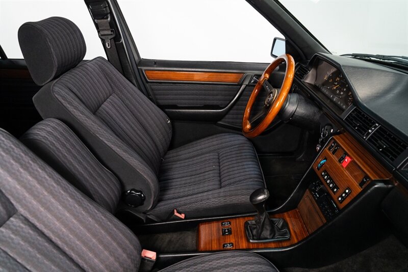 1990 Mercedes-Benz 200e   - Photo 24 - Neptune City, NJ 07753