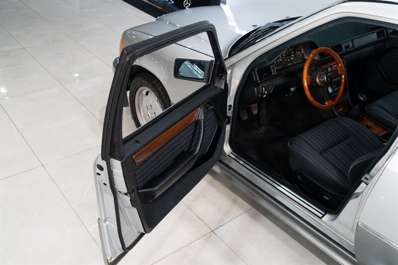 1990 Mercedes-Benz 200e   - Photo 18 - Neptune City, NJ 07753